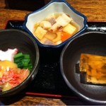 Fuguyoshi Souhonten - お通し三品。ふぐの煮こごり、ふぐの辛子味噌和え、煮物。コース代金に含まれています。