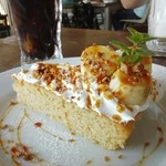 CAFE ARTISTA - ランチに追加できるデザート（バナナのケーキ）　以前はプチデザートでしたが今は結構大きく、ケーキなら普通のカットケーキサイズです