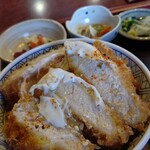 六助うどん - トンカツの断面整列～