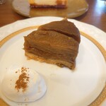 DAIBAN COFFEE cafe - タルト・タタンとプリンケーキ✨タルトは限定メニューでした。深い飴色に煮詰められたりんごとシナモン。ひとくち貰いましたが、とびきり美味しいタルトでした♪