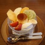 DAIBAN COFFEE cafe - プリンアラモード✨こちら専用の小さなプリンに冬のフレッシュフルーツが華やかです。