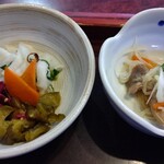 六助うどん - 付け合わせにお新香と舞茸の酢の物(右)♪