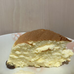 りくろーおじさんの店 大阪伊丹空港店 - 私の下手な切り方と写真では伝わらないけれど、ふかふかのブリンブリンなんです！