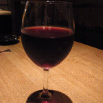 はんなり - グラスの赤ワイン（４２０円）