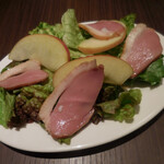ビストロ石川亭 - 鴨スモークとりんごのサラダ　すりおろし玉ねぎのドレッシング