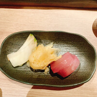 鮨 いつみ - 定番薬味です。　浅漬けザーサイ、ガリ、玉ねぎの甘酢漬け