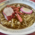 Eigaken - 赤いチャーシューと赤いメンマ。柔らかすぎる麺。