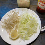 Betonamu Ryouri Mohha Iba-Yo- - 別盛りでキャベツともやしが付いてきました。野菜がたくさん摂れて嬉しいです。