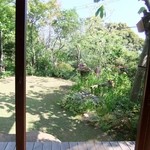 日本料理 鎌倉山倶楽部 - 店内から見るお庭にはカキツバタが・・・