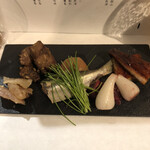 麹町いづみや しろ - おつまみ：5品(ワンプレート) ：うなぎ、魚介味噌漬け、鮪血合いみそ焼き、鯨らっきょ和え、小肌梅煮。