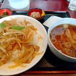 大龍飯店 - 「豚バラニンニク丼セット」全景