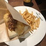 The Shake & Chips Tokyo - サルサフィッシュバーガー