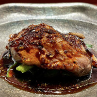 Ji-Cube - 鴨のガーリックソースがけ
                    鴨は合鴨、肉厚でしっかりとした肉質は脂があり割と重厚な旨味、そこにシャキシャキっとしたニラを巻いていただきます。
                    ガーリックソースが甘辛くてぴったり、これは美味しい！！