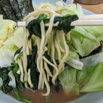 横浜らーめん 武蔵家 - レンソウの絡んだムニムニ麺