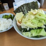 横浜らーめん 武蔵家 - 特製ラーメン＋キャベツ＆サービスライス