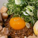 Mazesoba Kururi - 肉入り台湾まぜそば＋味玉＋九条ネギ