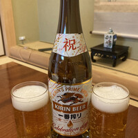 荒井屋 本店 - 瓶ビール中750円、お正月で特別ラベルになっていた