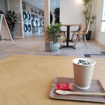 LAUNDRY PLUS - ドリンク写真:座った席からパチリ