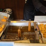 Kaki Furai Kushi To Bakushu - 「牡蠣フライ」《2個》(税込400円)を券売機で購入
                        提示しなくても厨房のディスプレーに注文が表示されます 
                        最近、このシステムの導入が進んでいますね
                        牡蠣フライはフライヤーで揚げています