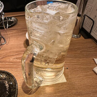 炭火焼肉ホルモン うしごろ 中目黒店 - メガ角ハイボール、ホッピーは中身サービスが悪い