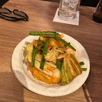 炭火焼肉ホルモン うしごろ 中目黒店 - やみつきキムチ、浅漬けで美味しい