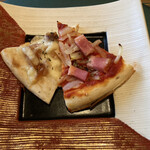 Kaiseki Kafe Akichi - 白い方が棒鱈ピザで、初めて食べる味でしたが鱈の風味がとても良かったです。