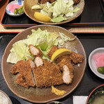 かつ亭 - チキンカツ（手前）とロースカツ（奥）