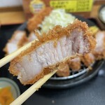 とんかつ 栄ちゃん - 熱々の一番右。惚れ惚れ。