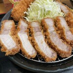 とんかつ 栄ちゃん - レフトサイド。赤身の柔らかさと甘さにきゅん。