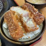 とんかつ 栄ちゃん - オリジナルソース・塩・甘味ソースの３パターン。ご飯が止まらん。