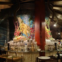 銀座うかい亭 - 鉄板カウンターの正面中心の柱