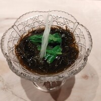 鮨 若尊 - 岩もずく酢　上には壬生菜