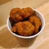 開運処 仁舎 - 人気No.1の鶏唐揚げ(税込500円)
味わいは冷凍食品の唐揚げの様に感じました
見て分かる通り女性スタッフ1名でのワンオペ運営ですし、捌ける量が違うので自店では仕込みは出来ないですよね