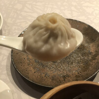 中国飯店 富麗華 - 小籠包　2個550円