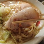 佐野ラーメン いってつ - チャーシューをリフト
