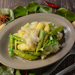 Stir-fried squid and asparagus with salt