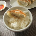 佐野ラーメン いってつ - 小ライスに餃子をオン！