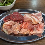 Yoshikawa Horumon - 最初の４種盛りは、USカルビ・豚バラカルビ・赤身タン塩・ミックスホルモンなんですけど、仕入れの関係で今日は、ミックスホルモン→鶏モモなんですって…　これで12人前　　　　　　