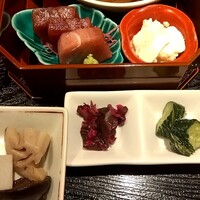 古今 本店 - 小鉢はしいたけ、えびいも、れんこん、本マグロのお刺身、ズワイ蟹のしんじょ、根セロリの豆腐、香の物(きゅうりがわさび風味で美味しかったです)