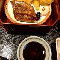 古今 本店 - 天ぷら各種、赤魚。プルーンとクリームチーズ、カブの酢漬