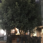 CACCIATORE - 大きな木が目印　byまみこまみこ