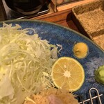 とんかつ けい太 - キャベツと薬味