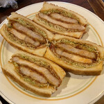 銀座ブラジル 浅草支店 - 個人的カツサンド東の横綱は、脂身混じるカツ二枚が挟まれたボリューミーカツサンド