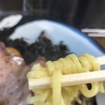 麺屋 よしすけ - 麺に絡み付いたスープの粘度！
