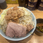 Jikasei men bishari - 小ラーメン、ニラキムチ(ニンニク、野菜、アブラマシマシ)