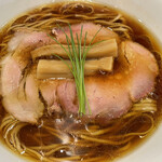 らぁ麺やまぐち - 琥珀色のスープが美味しいしょうゆラーメン！