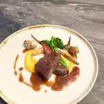 スープとカレー ボンジョルネ - ●ヴィアンド（肉のメイン）
      飛騨牛フィレ肉のポワレ　人参ピュレと赤ワインソース
      山牛蒡、菜花・菊芋・黒大根・黄色人参・金時人参