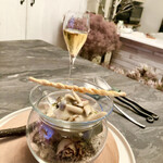 スープとカレー ボンジョルネ - ●Amuse
      ホタテ貝とつぶ貝とキノコのクリーム煮
      スパイス風味のパイと共に