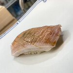 いしまる - ブリも炙ってあるのでサラッといける、噛むほどに鼻腔に抜ける藁の香り