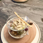 スープとカレー ボンジョルネ - ●Amuse
      ホタテ貝とつぶ貝とキノコのクリーム煮
      スパイス風味のパイと共に